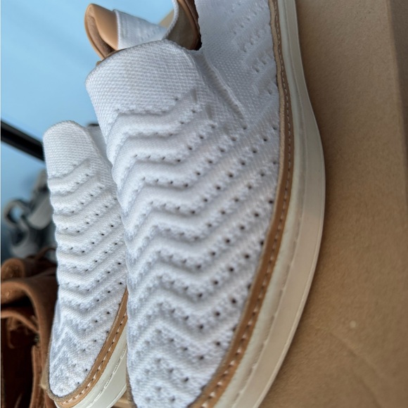 Ugg - Picture 2 of 6